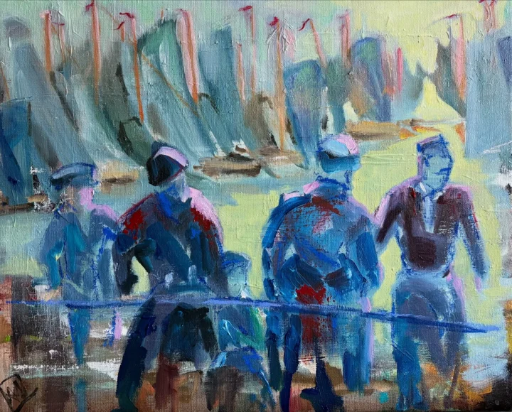 De beste stuurlui staan aan wal: vier vissers in blauw op de kade, met daarachter een rij zeilen.