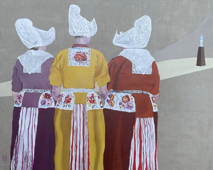 Op de Tis: drie vrouwen in Volendamse klederdracht van achteren gezien, met witte kappen en gestreepte rokken.