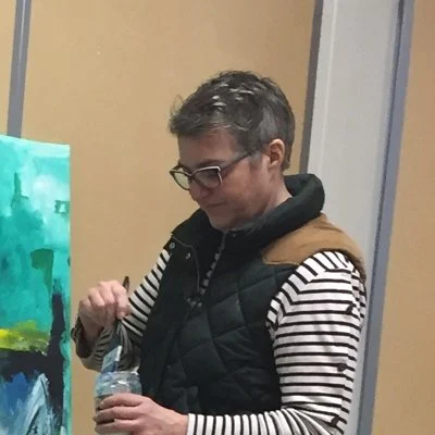 Portret van Angelique van den Hogen in haar atelier.