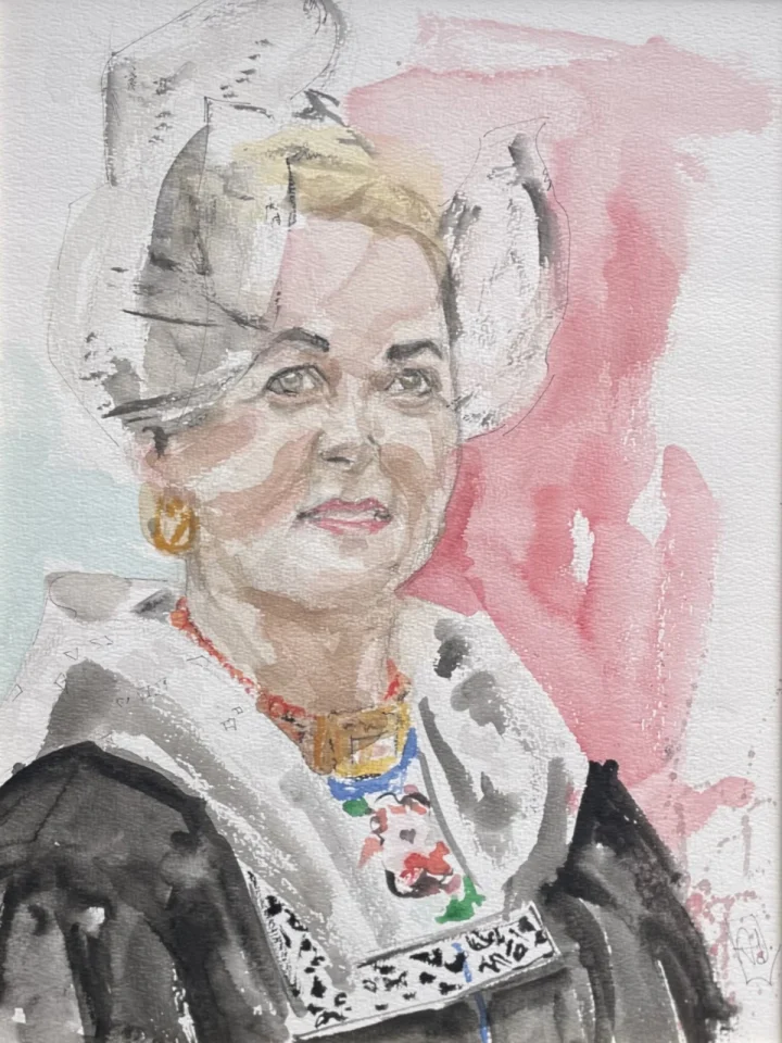 Portret in aquarel van een vrouw met blond haar in klederdracht met kraal-ketting, tegen roze.