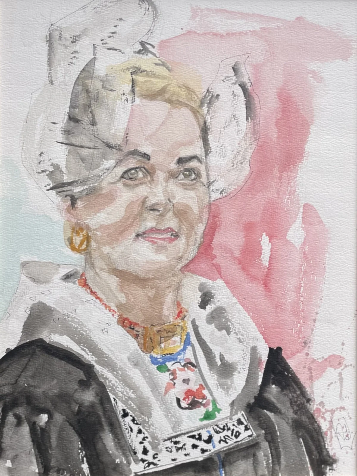 Portret in aquarel van een vrouw met blond haar in klederdracht met kraal-ketting, tegen roze.