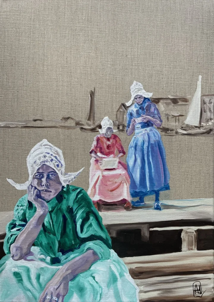 Verveling: een vrouw in groene klederdracht leunt op de kade, achter haar twee vrouwen en een zeilboot.